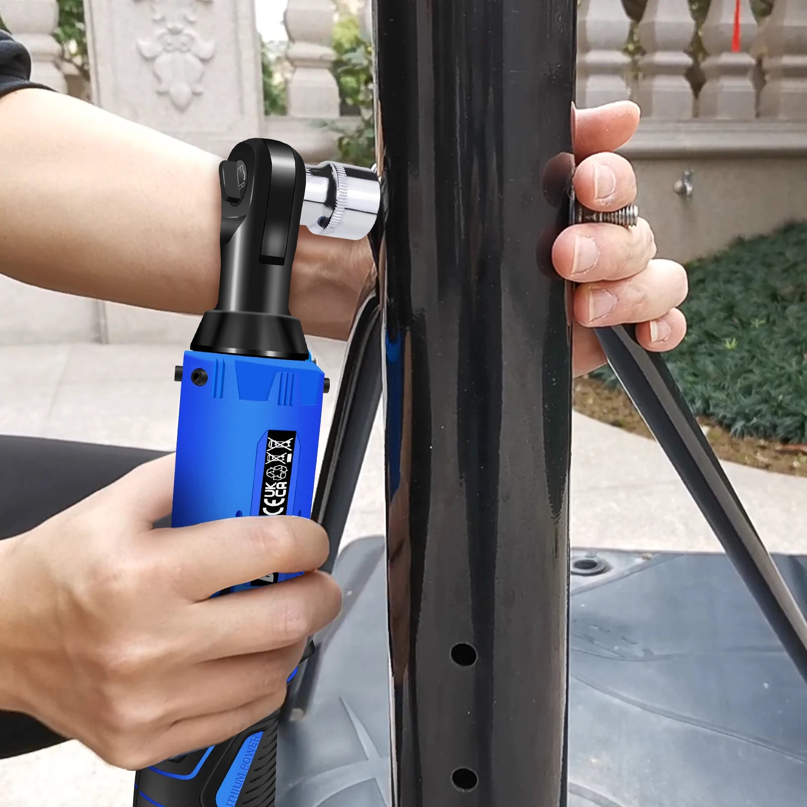 ⚡🔧 Clé à Cliquet Sans Fil 12V – 120Nm | 3/8'' 90° Angle Ratchet avec 2 Batteries & 7 Douilles - GoDiscount